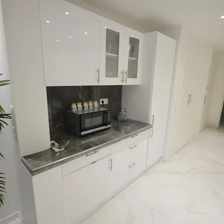 Luxueux De 2 Pieces , Etage Eleve , Terrasse Face A La , A Saisir! Apartman Antibes