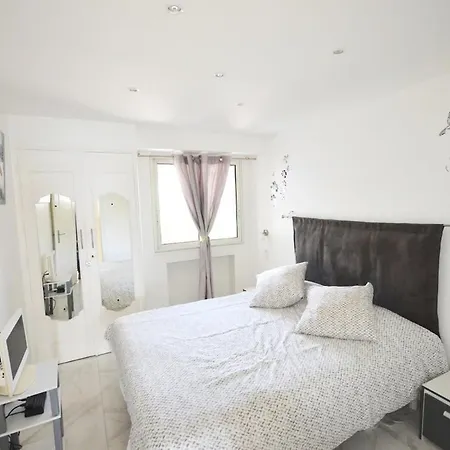 Luxueux De 2 Pieces , Etage Eleve , Terrasse Face A La , A Saisir! Apartman Antibes