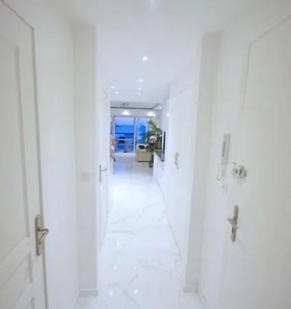Luxueux De 2 Pieces , Etage Eleve , Terrasse Face A La , A Saisir! Apartman