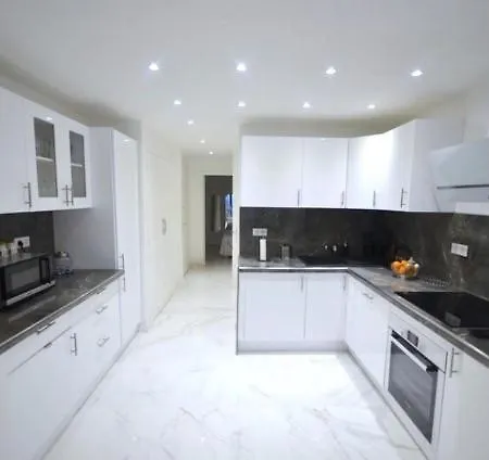Luxueux De 2 Pieces , Etage Eleve , Terrasse Face A La , A Saisir! Apartman Antibes