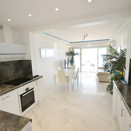 Luxueux De 2 Pieces , Etage Eleve , Terrasse Face A La , A Saisir! Apartman