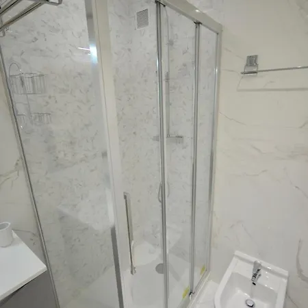 Daire Luxueux De 2 Pieces , Etage Eleve , Terrasse Face A La , A Saisir! Antibes