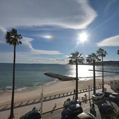 Luxueux De 2 Pieces , Etage Eleve , Terrasse Face A La , A Saisir! Antibes