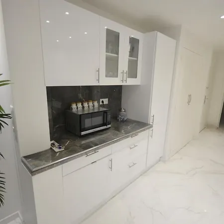 Luxueux De 2 Pieces , Etage Eleve , Terrasse Face A La , A Saisir! Apartment Antibes