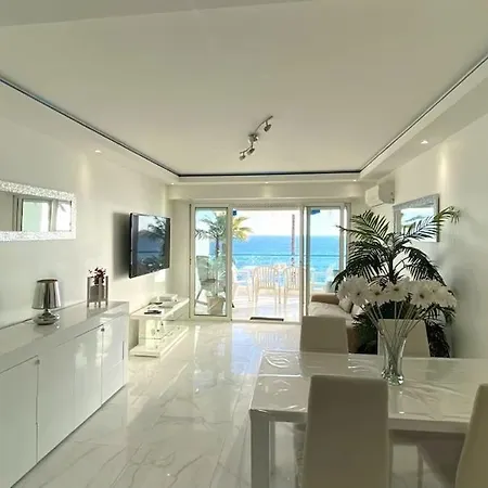 Daire Luxueux De 2 Pieces , Etage Eleve , Terrasse Face A La , A Saisir! Antibes