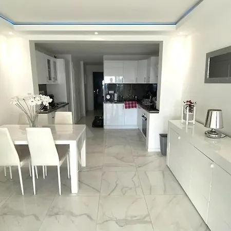 Luxueux De 2 Pieces , Etage Eleve , Terrasse Face A La , A Saisir! Apartment *