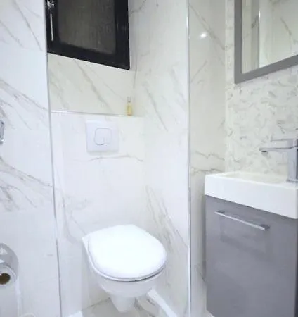 Luxueux De 2 Pieces , Etage Eleve , Terrasse Face A La , A Saisir! * Antibes
